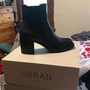 Size9 Urban Outfitters Alex Square Toe Chlese Boot